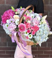 Композиция солнечный день в Клинцах Цветочная композиция из Розы, Хризантемы, Пионы и Лизиантусы в корзине в Клинцах