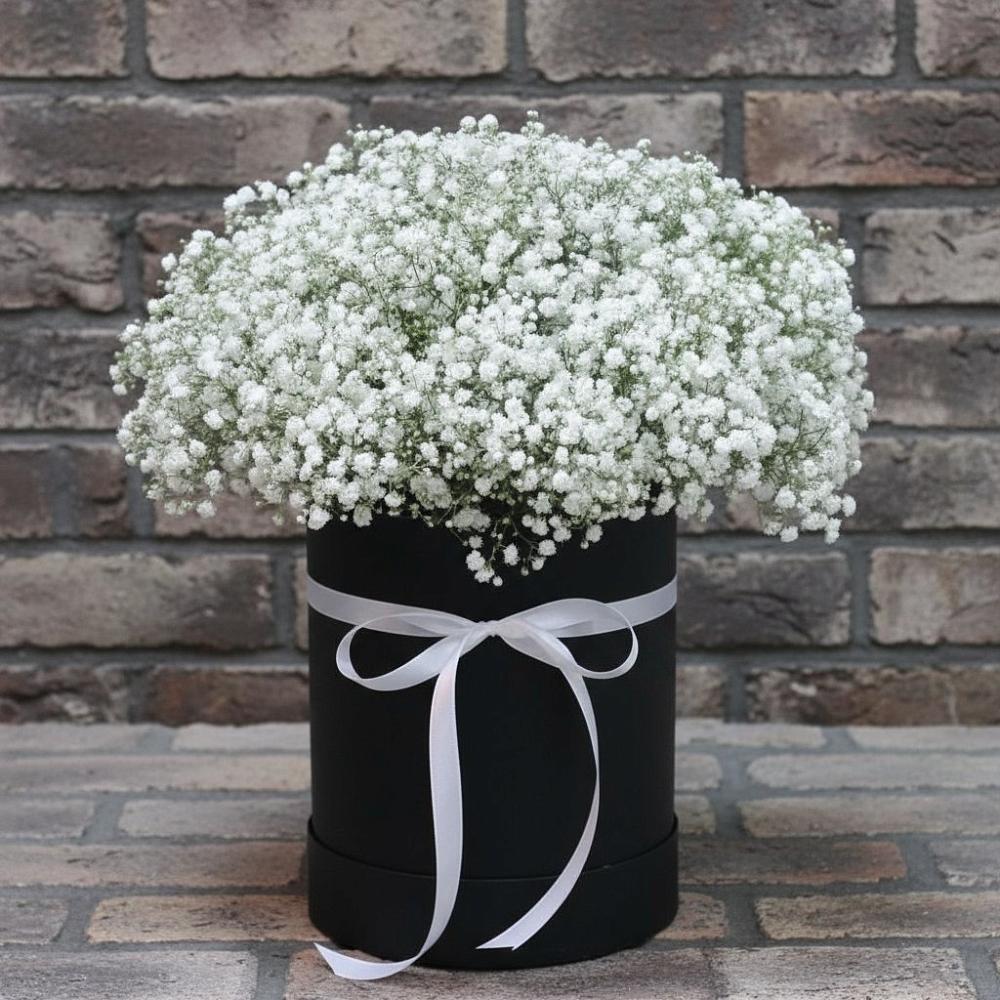 Цветочная композиция из Гипсофила в шляпной коробке в Клинцах