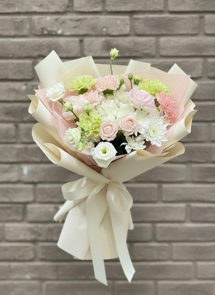 Букет цветов из: Гвоздики, Розы, Лизиантусы и Хризантемы в Клинцах