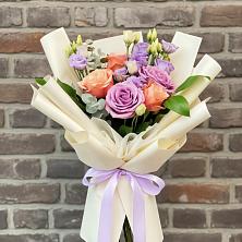 Букет цветов из:  Лизиантусы и Розы в Клинцах