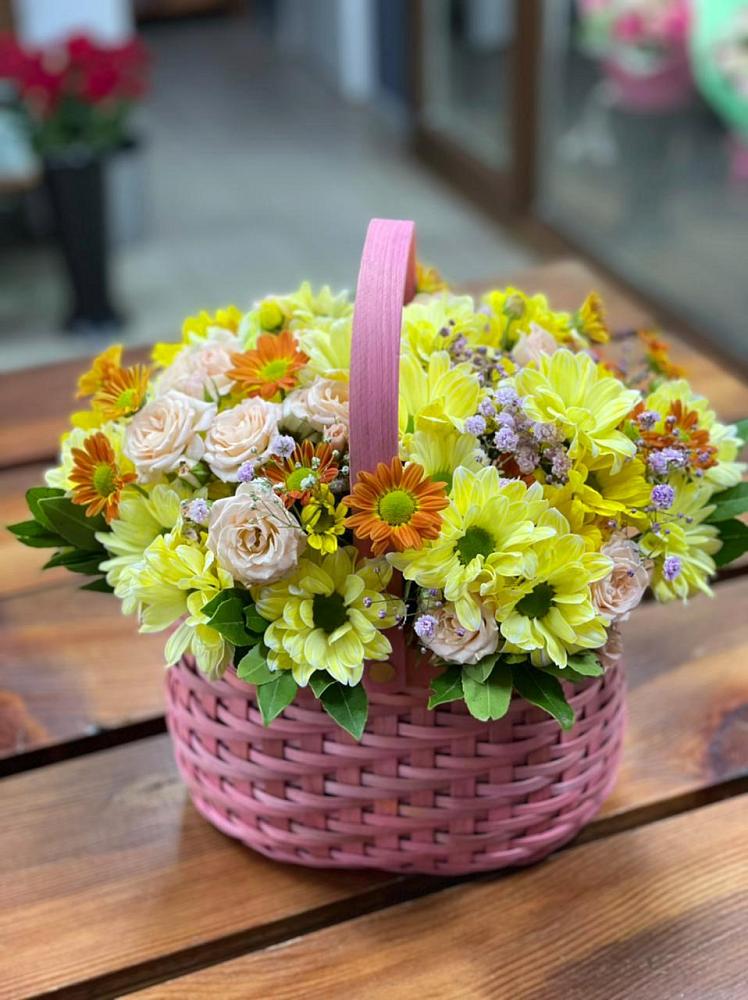 Цветочная композиция из Хризантемы и Розы в корзине в Клинцах