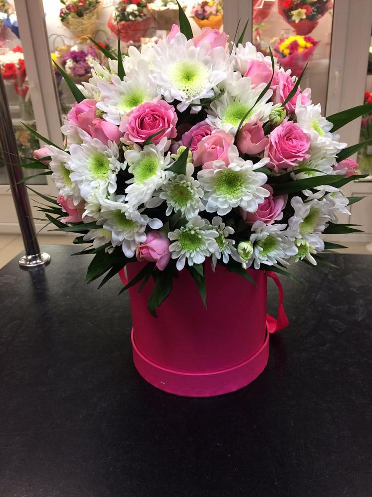 Цветочная композиция из Розы и Хризантемы в шляпной коробке в Клинцах