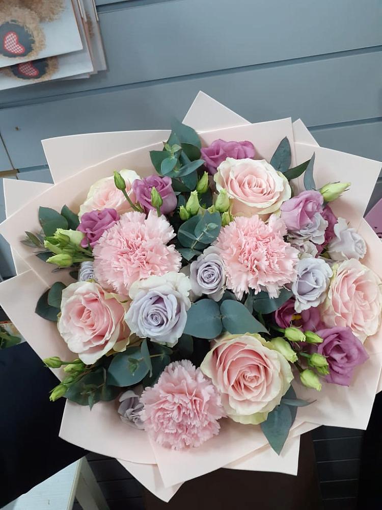 Букет цветов из: Розы, Гвоздики и Лизиантусы в Клинцах